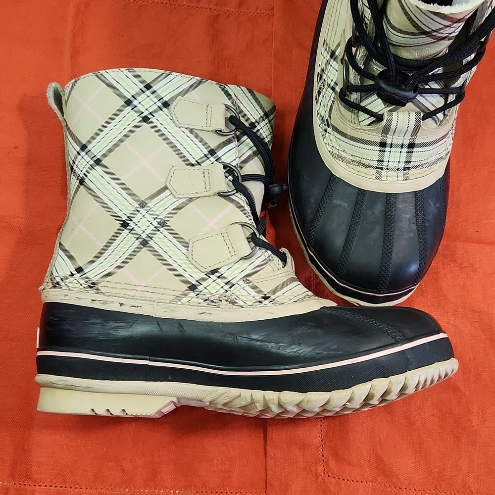 SOREL Waterproof Burberry Plaid Winter Boots with Bootliner (6) - Picture 5 of 12
